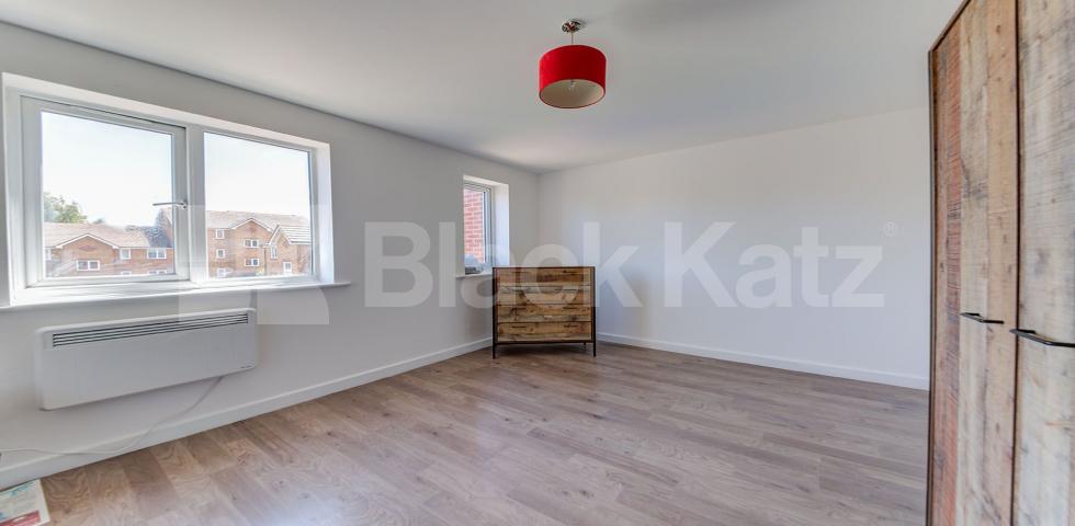 			New Instruction! Canal View!, 1 Bedroom, 1 bath, 1 reception Apartment			 Bream Close, Tottenham